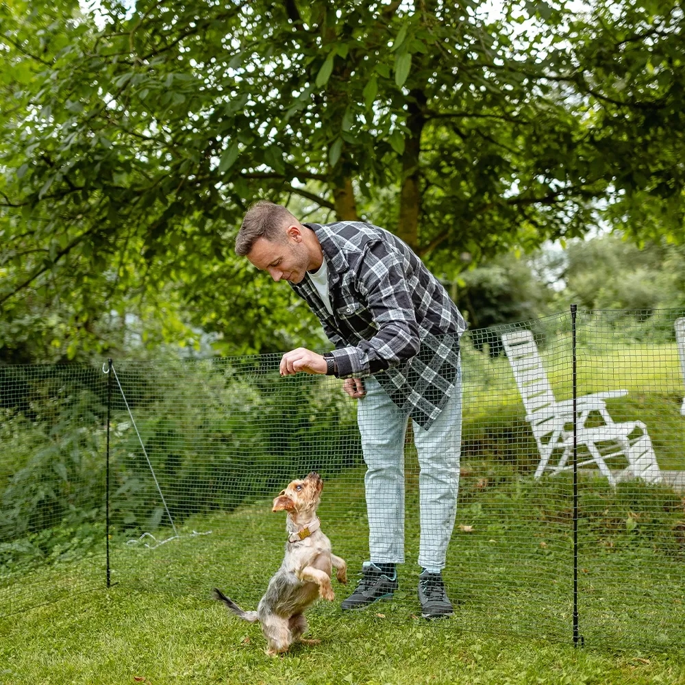 Naturiz-Weidezaun-Mann-Mit-Hund